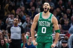 kaiyun体育塔图姆在阿森纳比赛中突破纪录，败北引发热议！(塔图姆打球)